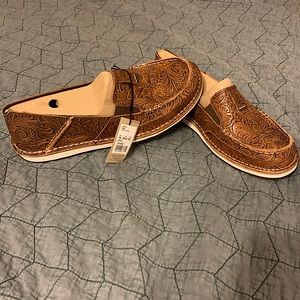 Women’s Ariat Cruisers 10B